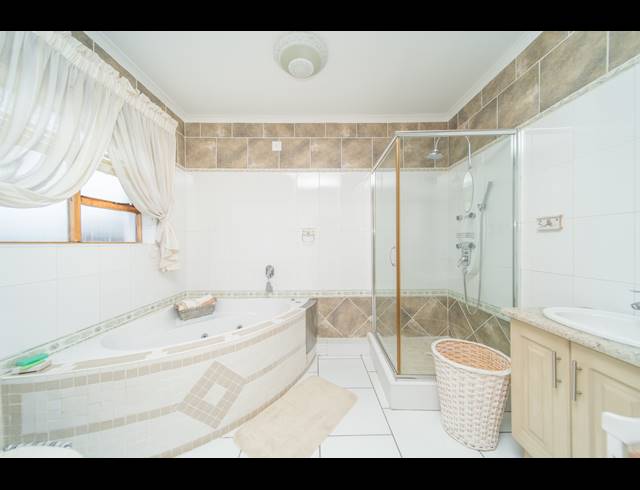 5 BEDROOM FREEHOLD FOR SALE IN COVE ROCK